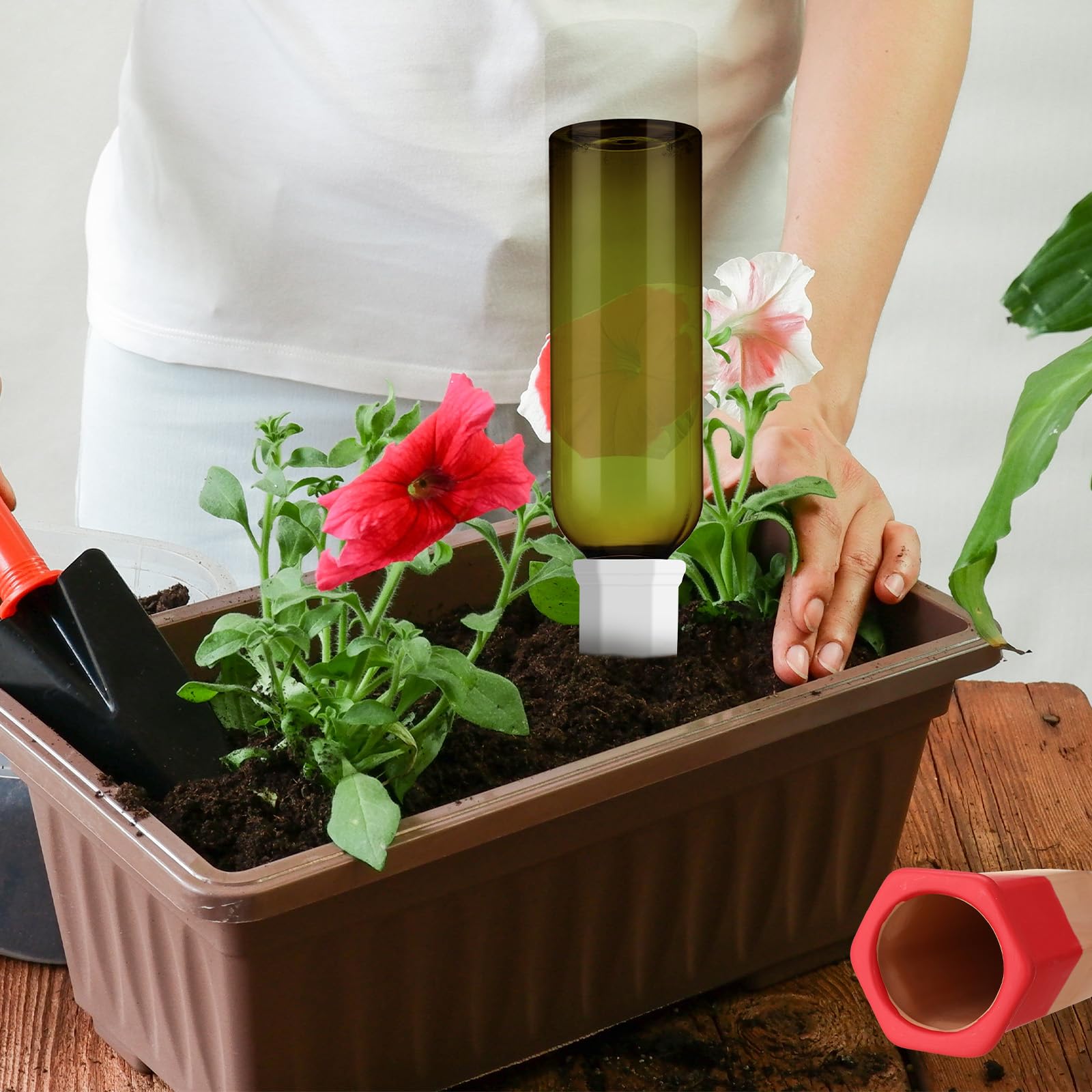 SiliFine kit en balcón con plantas, ideal para riego durante viajes cortos