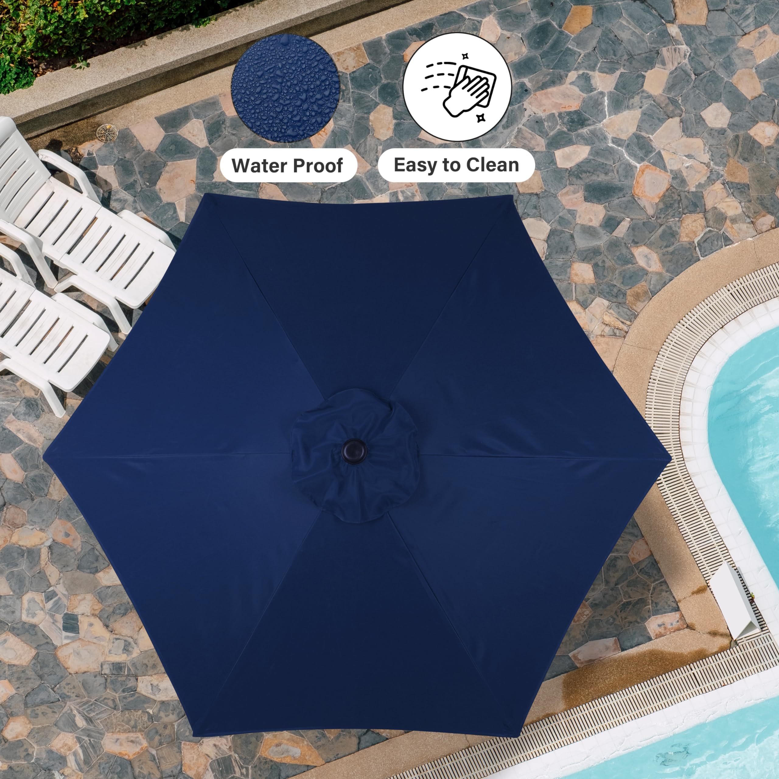 Simple Deluxe sombrilla instalada en jardín junto a piscina como ambiente relajante