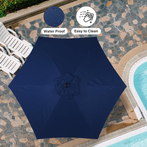 Simple Deluxe sombrilla instalada en jardín junto a piscina como ambiente relajante