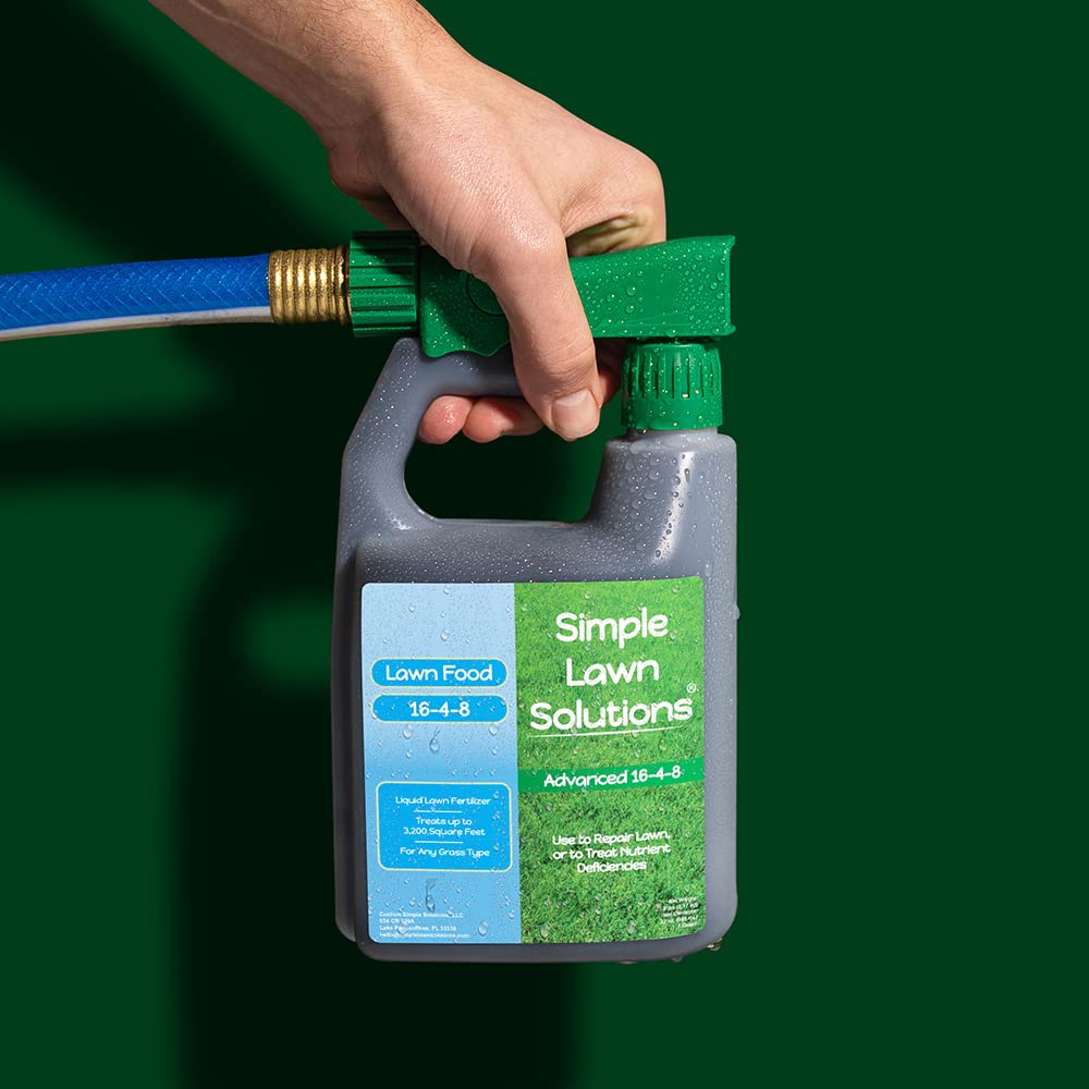 Simple Lawn Solutions botella abierta mostrando concentrado listo para diluir y aplicar