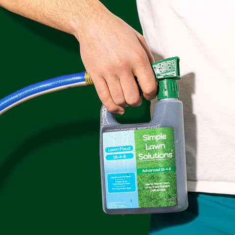 Simple Lawn Solutions botella al lado de regla para comparar tamaño y control de dosis