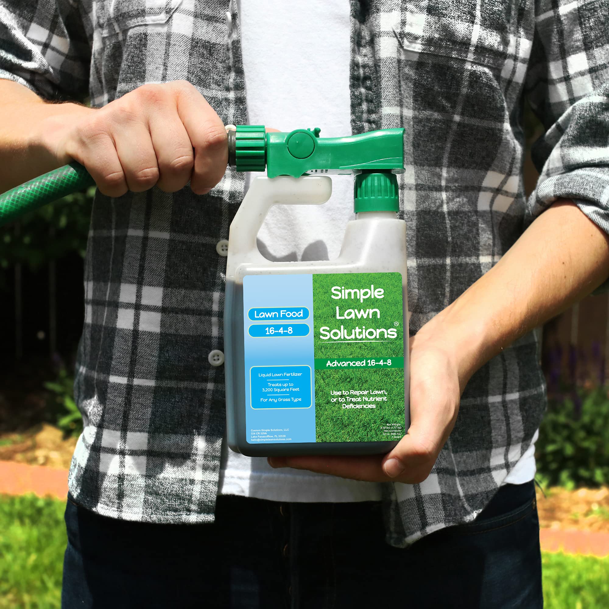 Simple Lawn Solutions aplicación con pulverizador en césped mostrando facilidad de uso