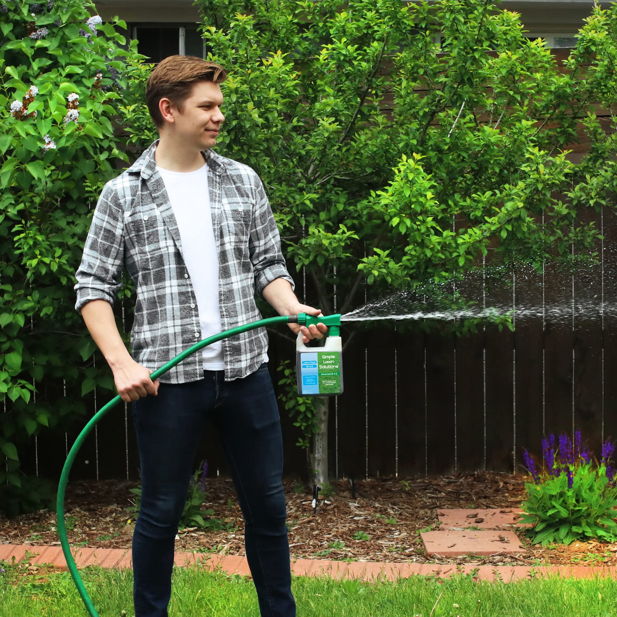 Simple Lawn Solutions etiqueta nutricional enfocada resaltando NPK 16-4-8 y datos clave