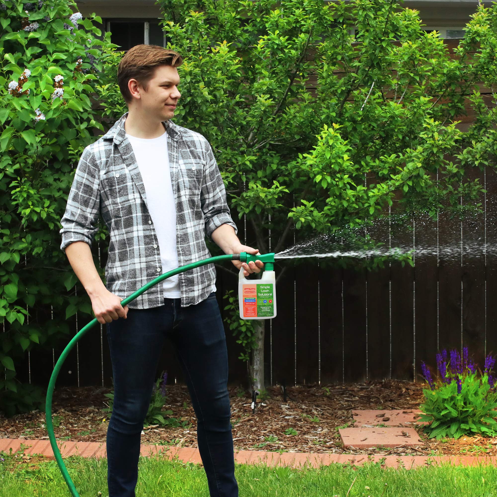 Simple Lawn Solutions aplicación con manguera sobre césped para cobertura rápida