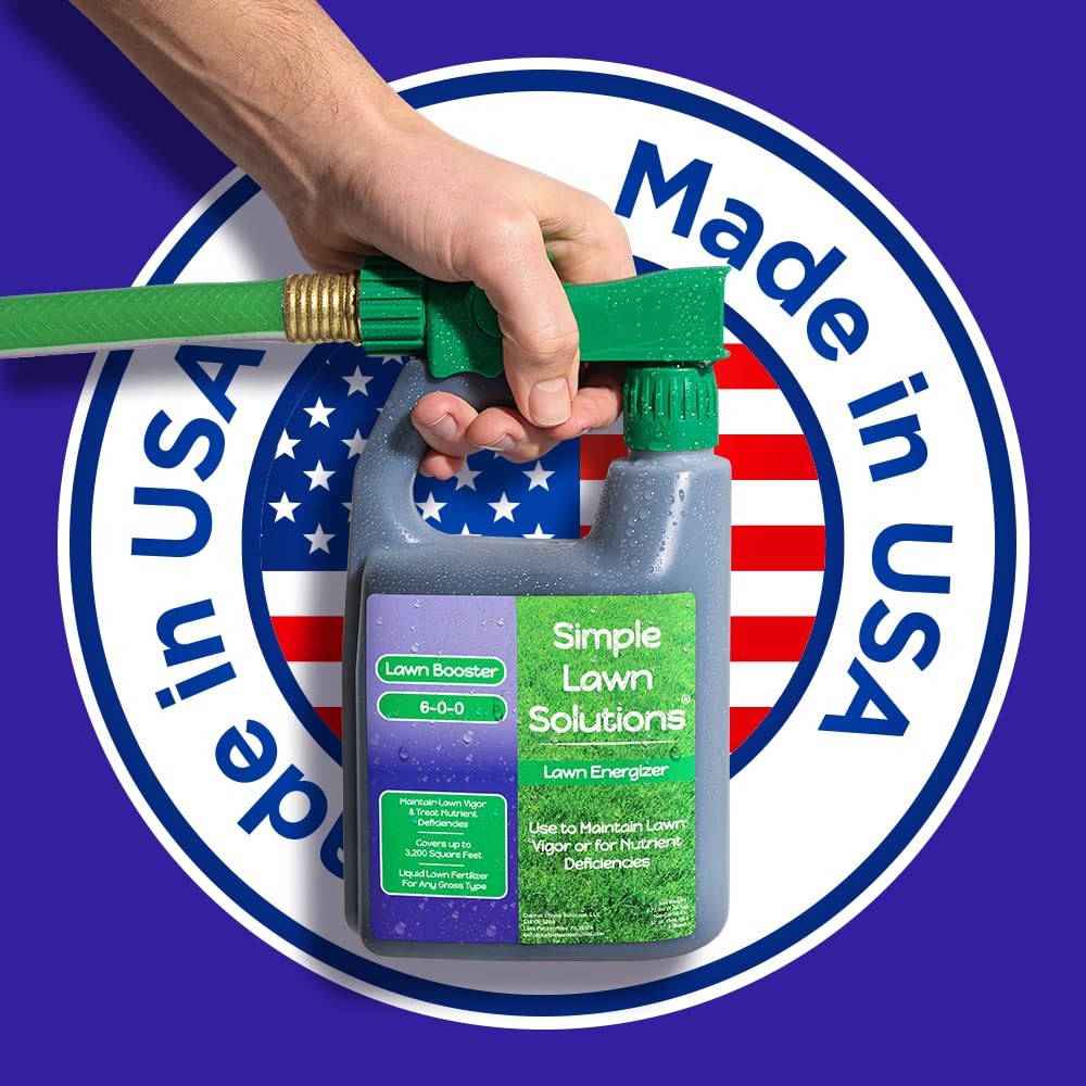 Simple Lawn Solutions botella en mano para comparar tamaño y cobertura