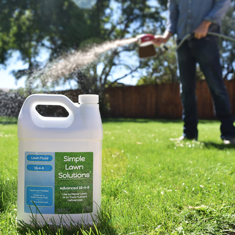 Simple Lawn Solutions algas y pescado ilustrando origen natural y mejor absorción