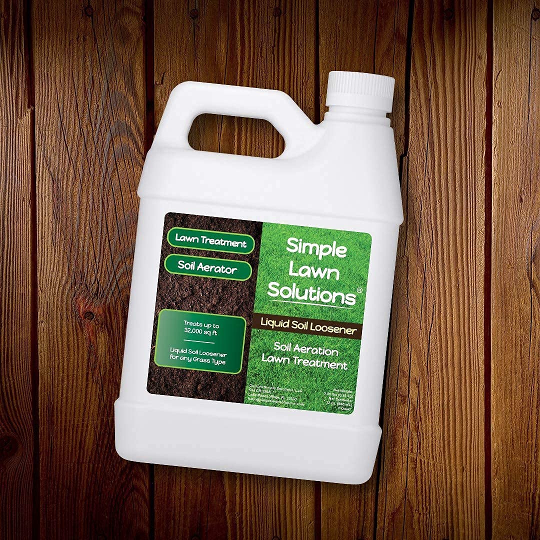 Simple Lawn Solutions botella en jardín mostrando integración en rutina de césped