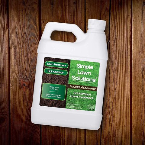 Simple Lawn Solutions botella en jardín mostrando integración en rutina de césped