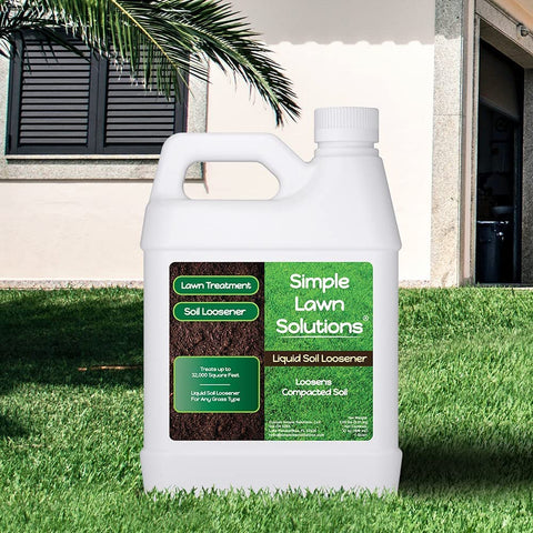 Simple Lawn Solutions botella en mano para mostrar tamaño práctico y porciones