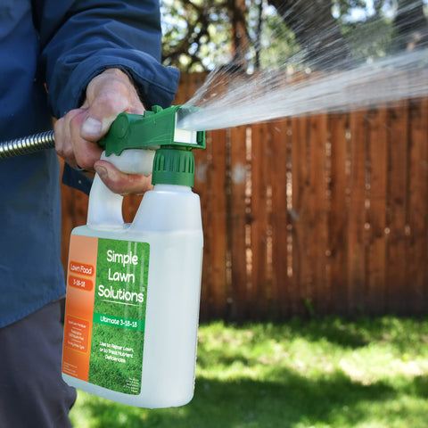 Simple Lawn Solutions etiqueta con ingredientes clave fósforo y potasio visibles