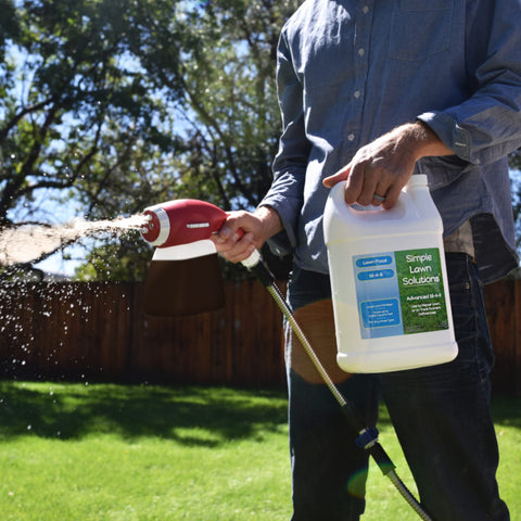 Simple Lawn Solutions gotas del líquido concentrado mostrando textura y mezcla clara