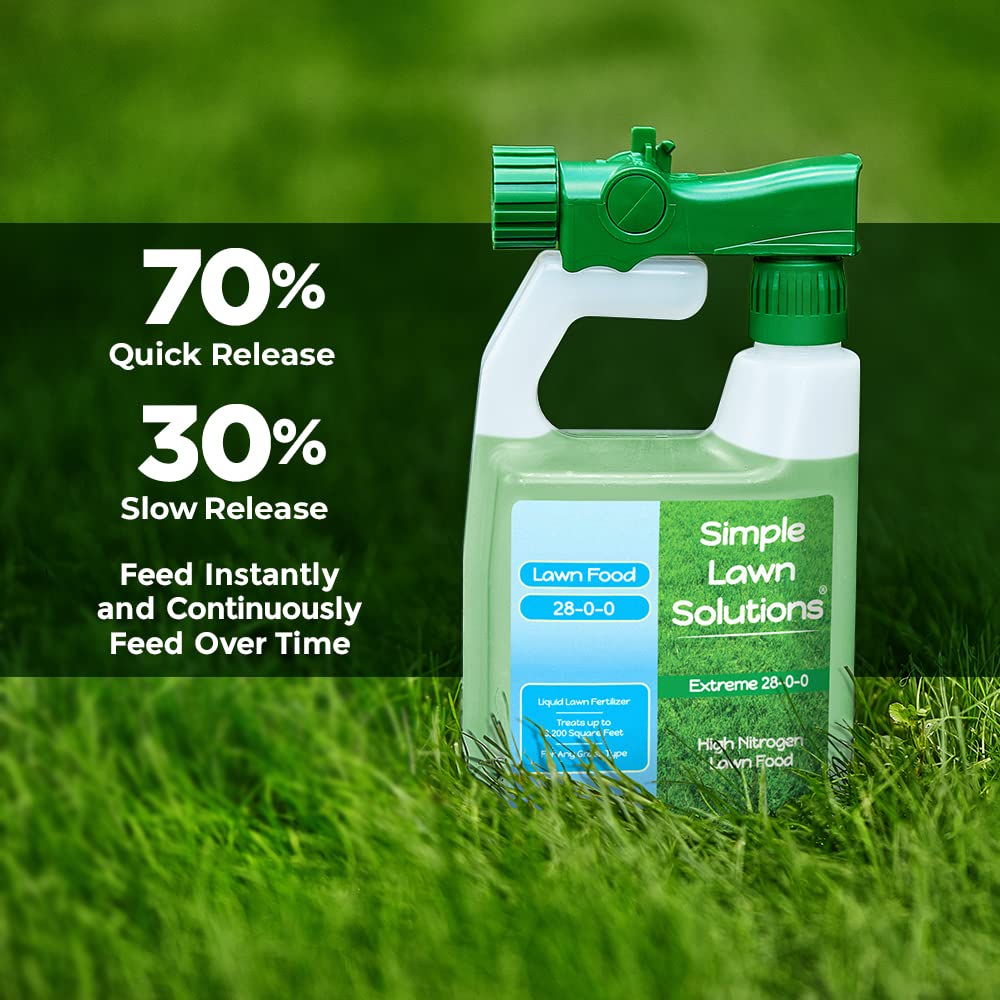 Simple Lawn Solutions líquido concentrado mostrando textura para mezcla fácil