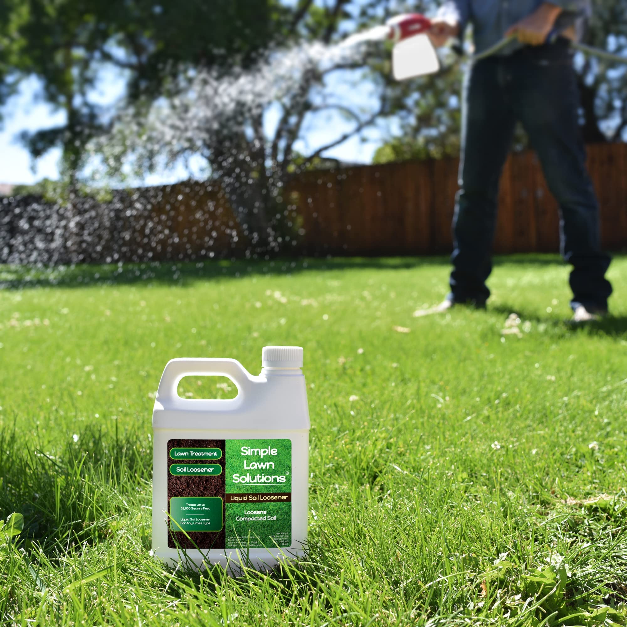 Simple Lawn Solutions gota del líquido concentrado mostrando textura y fácil mezcla