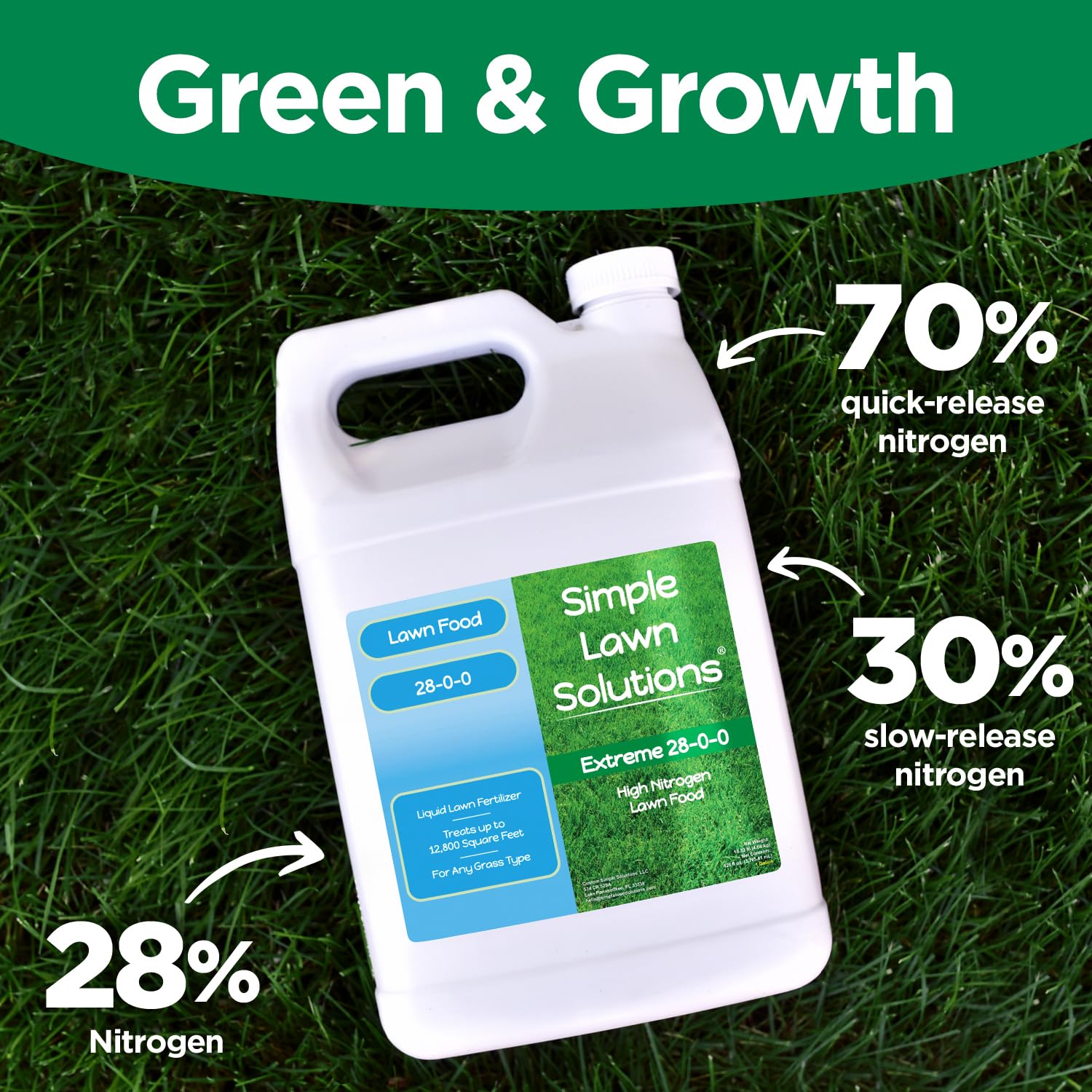 Simple Lawn Solutions vertiendo el producto en pulverizador de manguera
