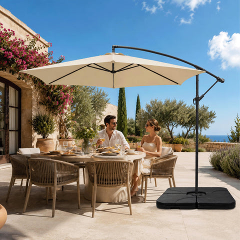 SimpleLux base en uso en patio sosteniendo sombrilla cantilever