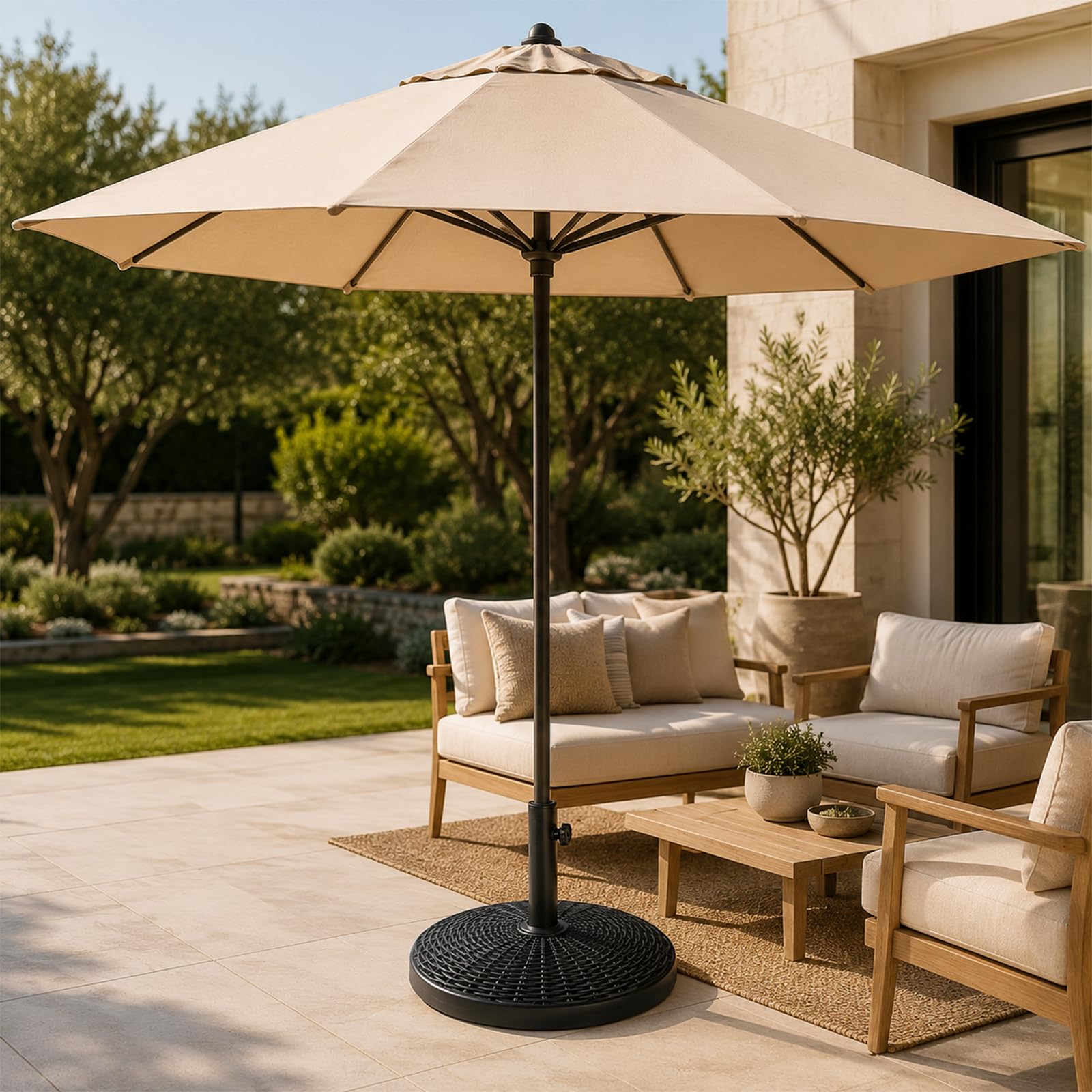 SimpleLux base en patio con parasol abierto ofrece sombra confiable