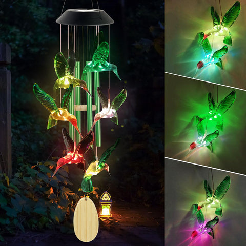 SIX FOXES campanilla colgada en jardín creando atmósfera relajante