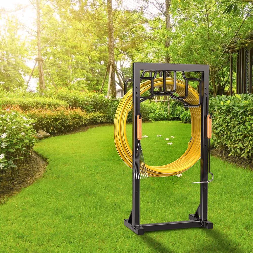 Skycarper soporte en uso en jardín manteniendo manguera limpia