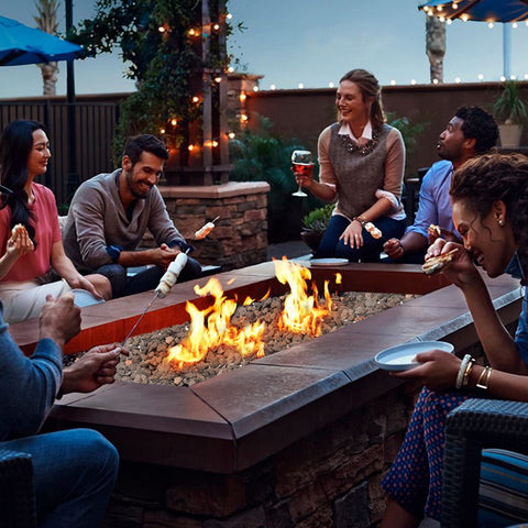 Skyflame cerca de parrilla reteniendo calor bajo la superficie de cocción