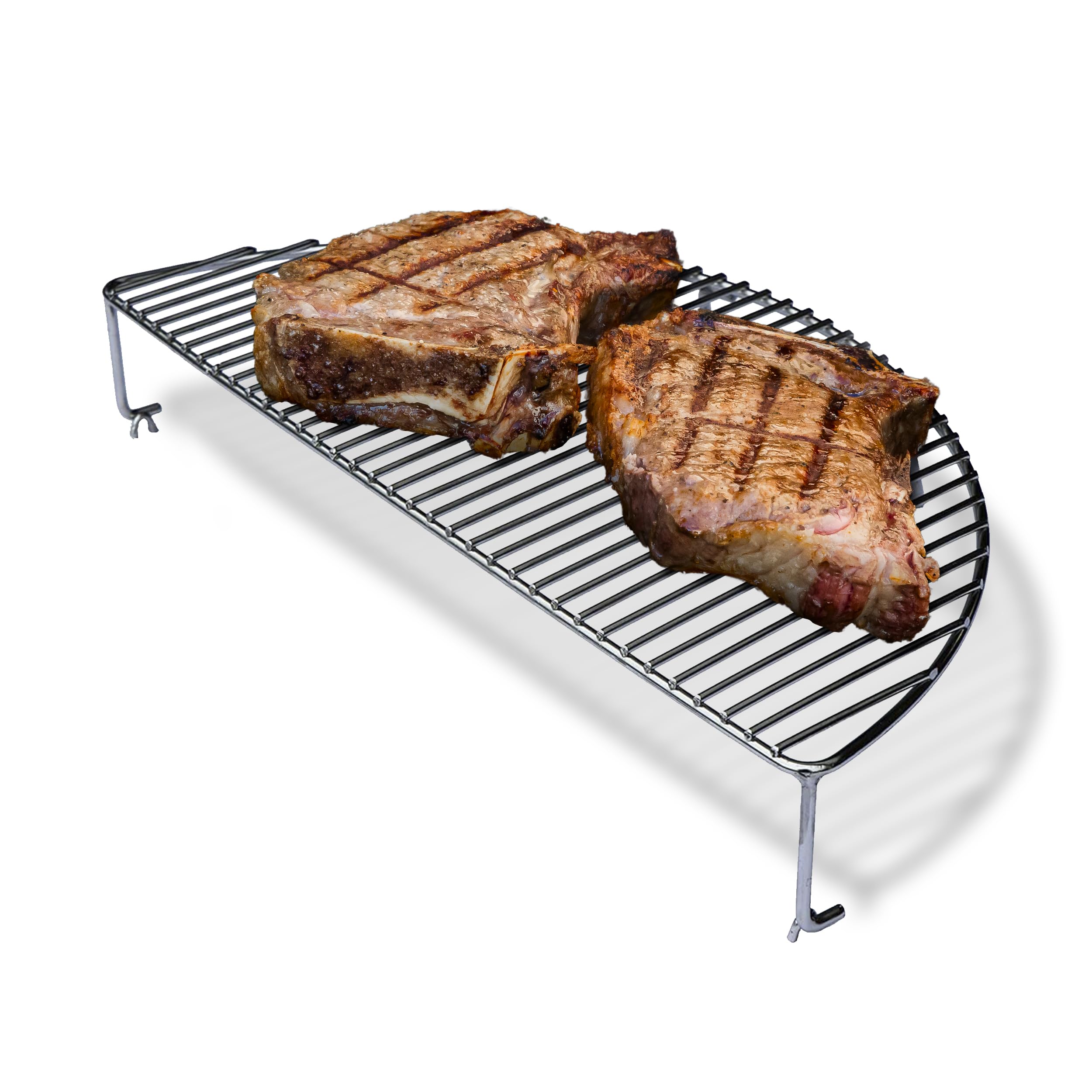 Slow 'N Sear rejilla en uso sobre parrilla con carnes y verduras calientes