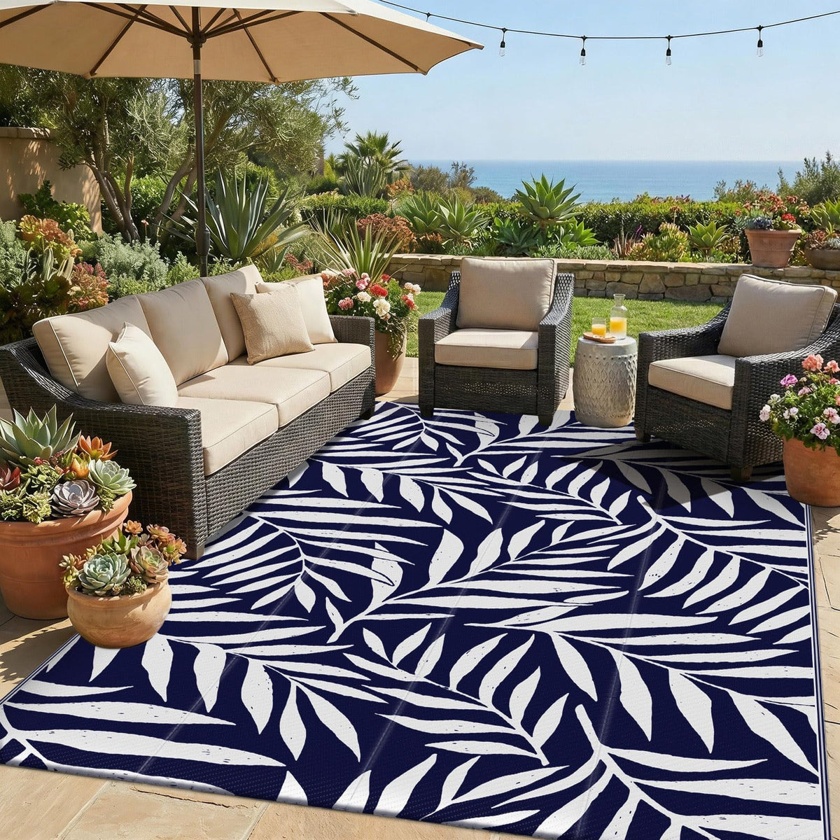 Smiry alfombra exterior frente mostrando patrón navy blanco y estética duradera