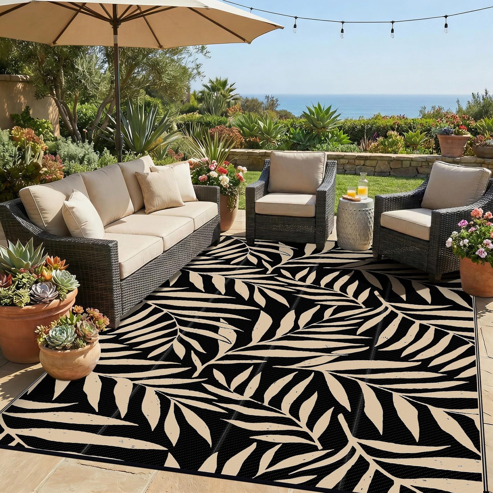 Smiry alfombra exterior frontal mostrando patrón negro y beige, aporta estilo durable