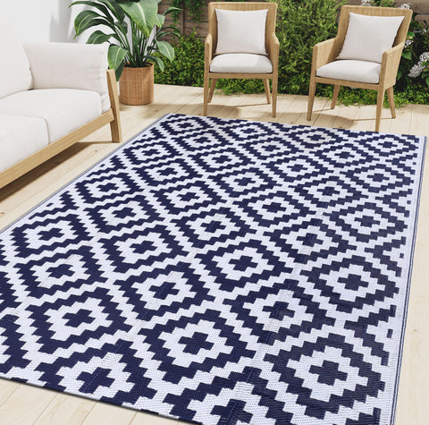 Smiry alfombra exterior frontal mostrando patrón blanco y azul marino y atractivo visual