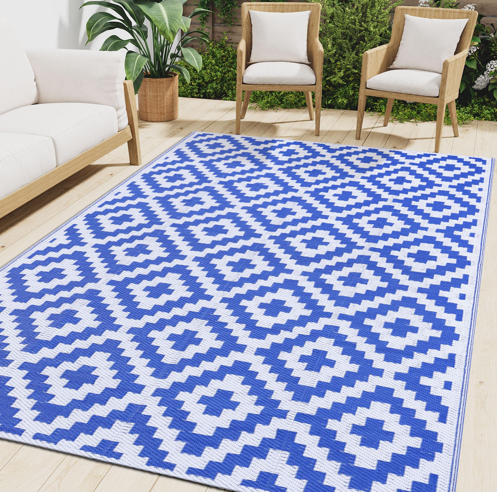 Smiry alfombra exterior frontal mostrando patrón boho blanco y azul y atractivo estético