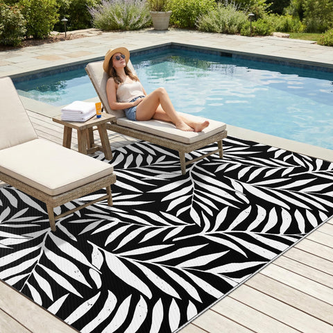 Smiry alfombra reversible exhibiendo negro y blanco como opción estética