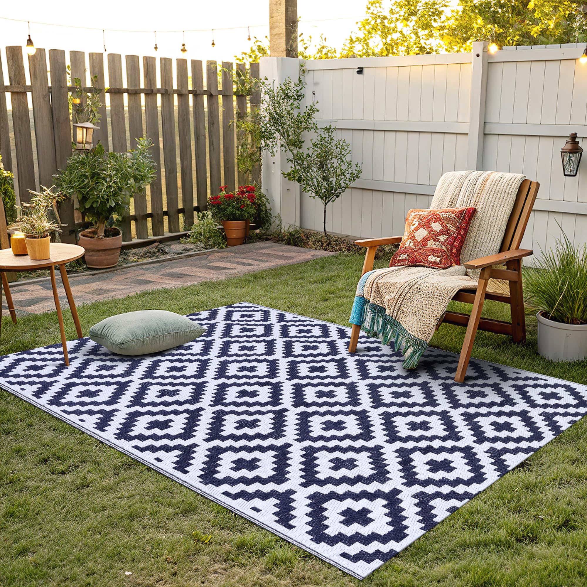 Smiry alfombra 4x6 junto a una silla para mostrar escala y cobertura práctica