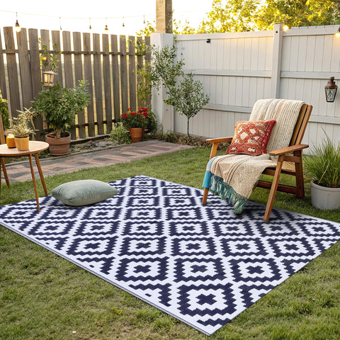Smiry alfombra 4x6 junto a una silla para mostrar escala y cobertura práctica