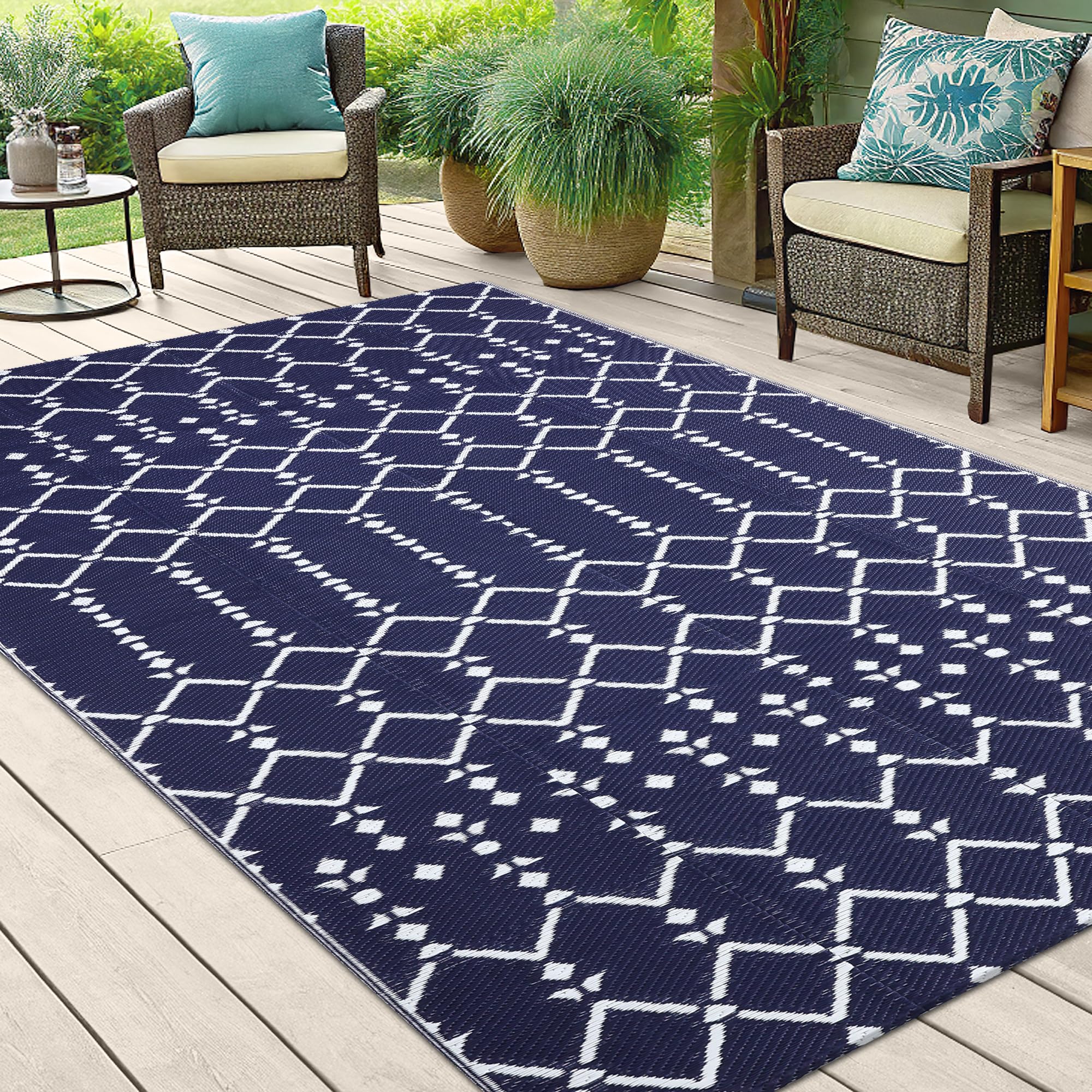 Smiry alfombra junto a referencia de manos para ver escala y tamaño