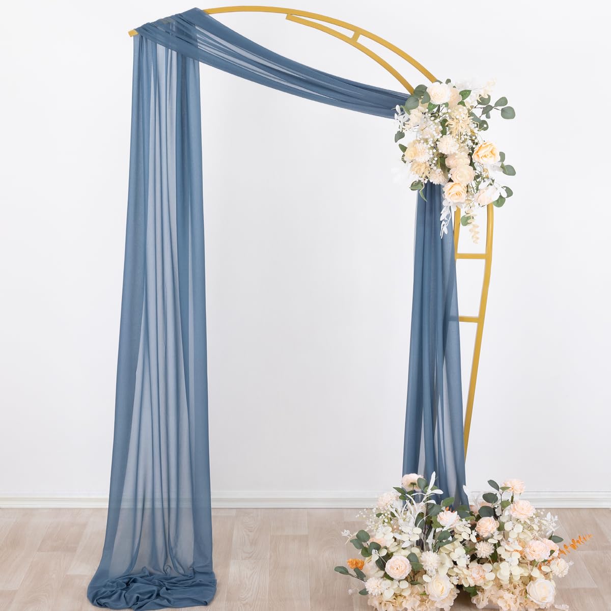 Socomi cortina instalada en arco mostrando efecto translúcido y romántico