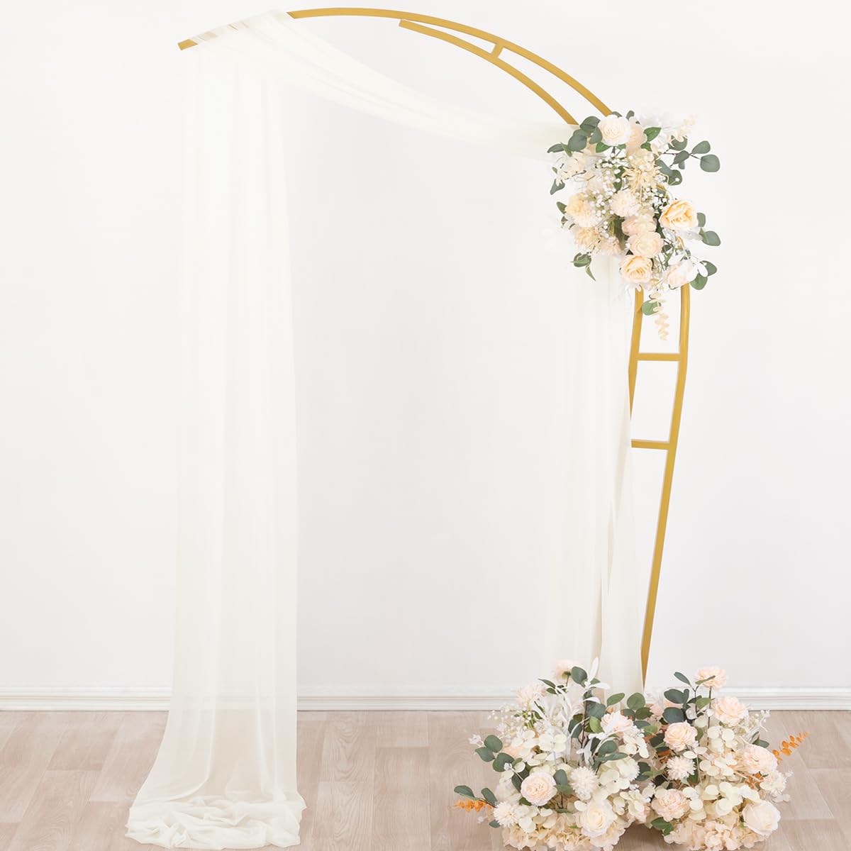 Socomi cortina instalada en un arco de boda aportando ambiente romántico