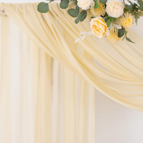 Socomi instalado en arco de boda creando fondo romántico