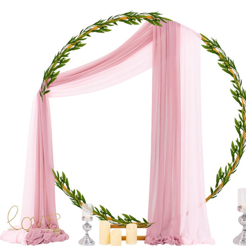 Socomi cortina colocada en arco nupcial creando ambiente romántico