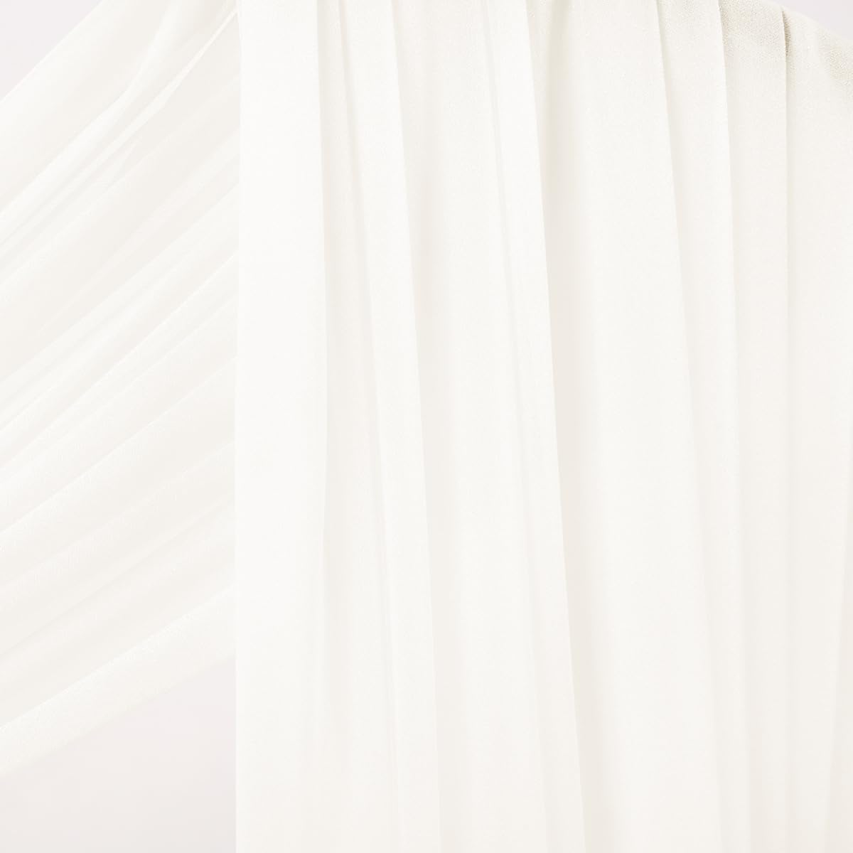 Socomi ambientación de boda con cortinas creando fondo fotográfico atractivo