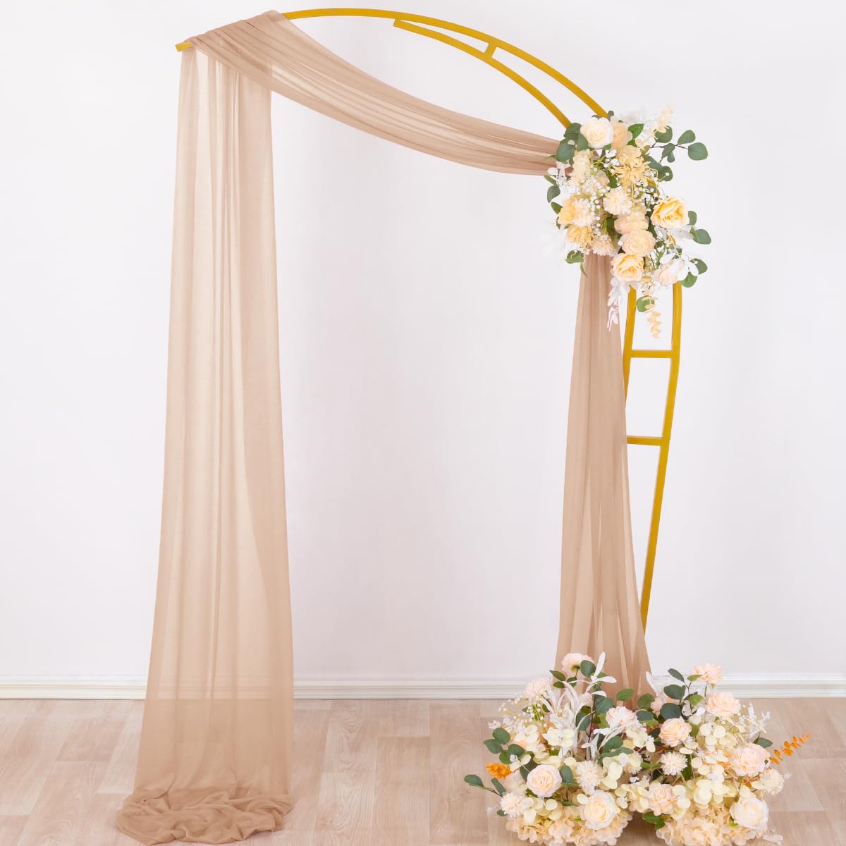 Socomi escenario de fiesta con cortinas y luces creando ambiente romántico