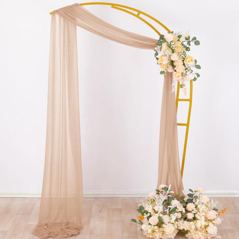 Socomi escenario de fiesta con cortinas y luces creando ambiente romántico