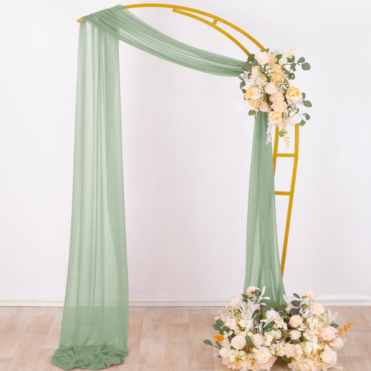 Socomi tela instalada en arco nupcial creando ambiente romántico y luminoso