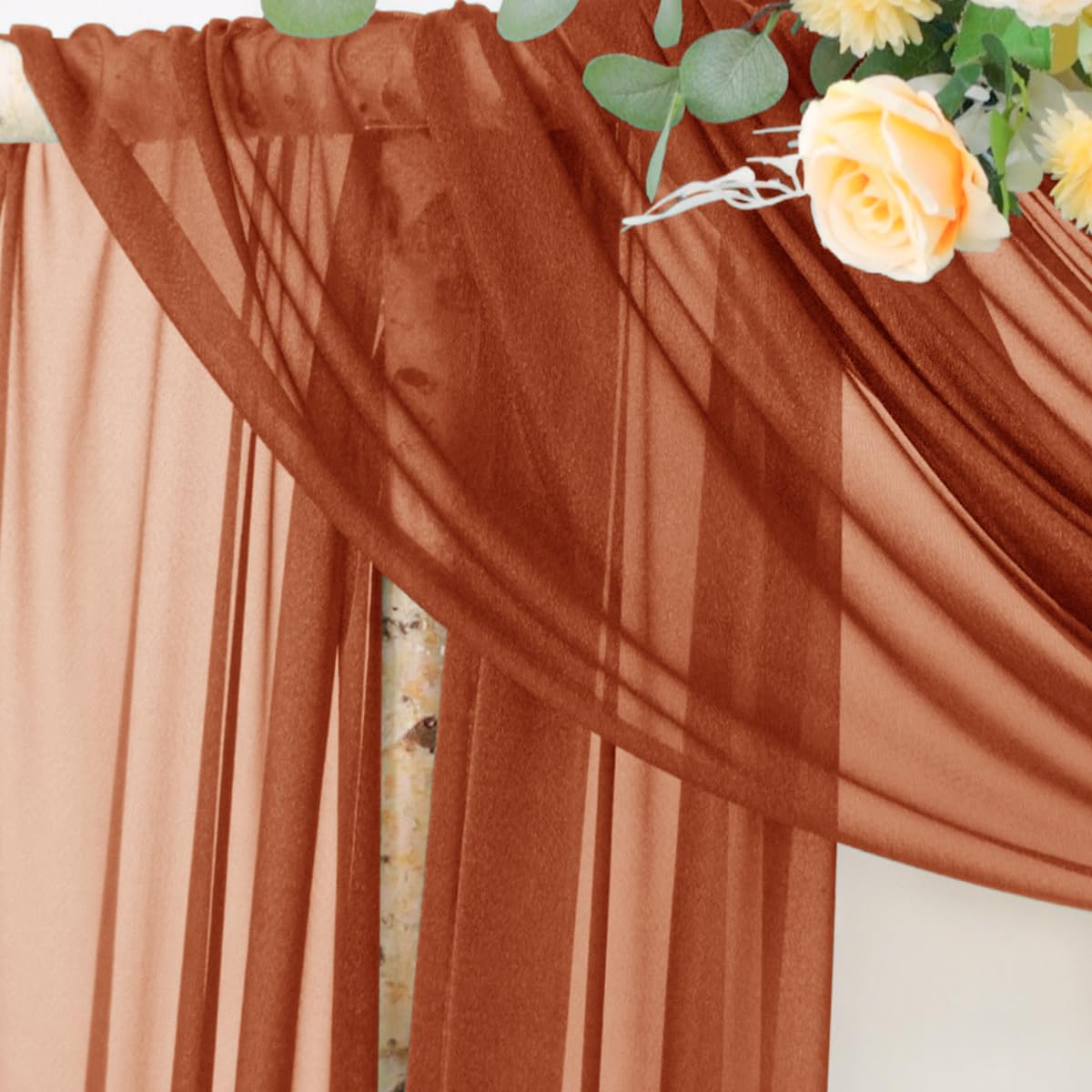 Socomi cortina usada en arco nupcial creando fondo romántico