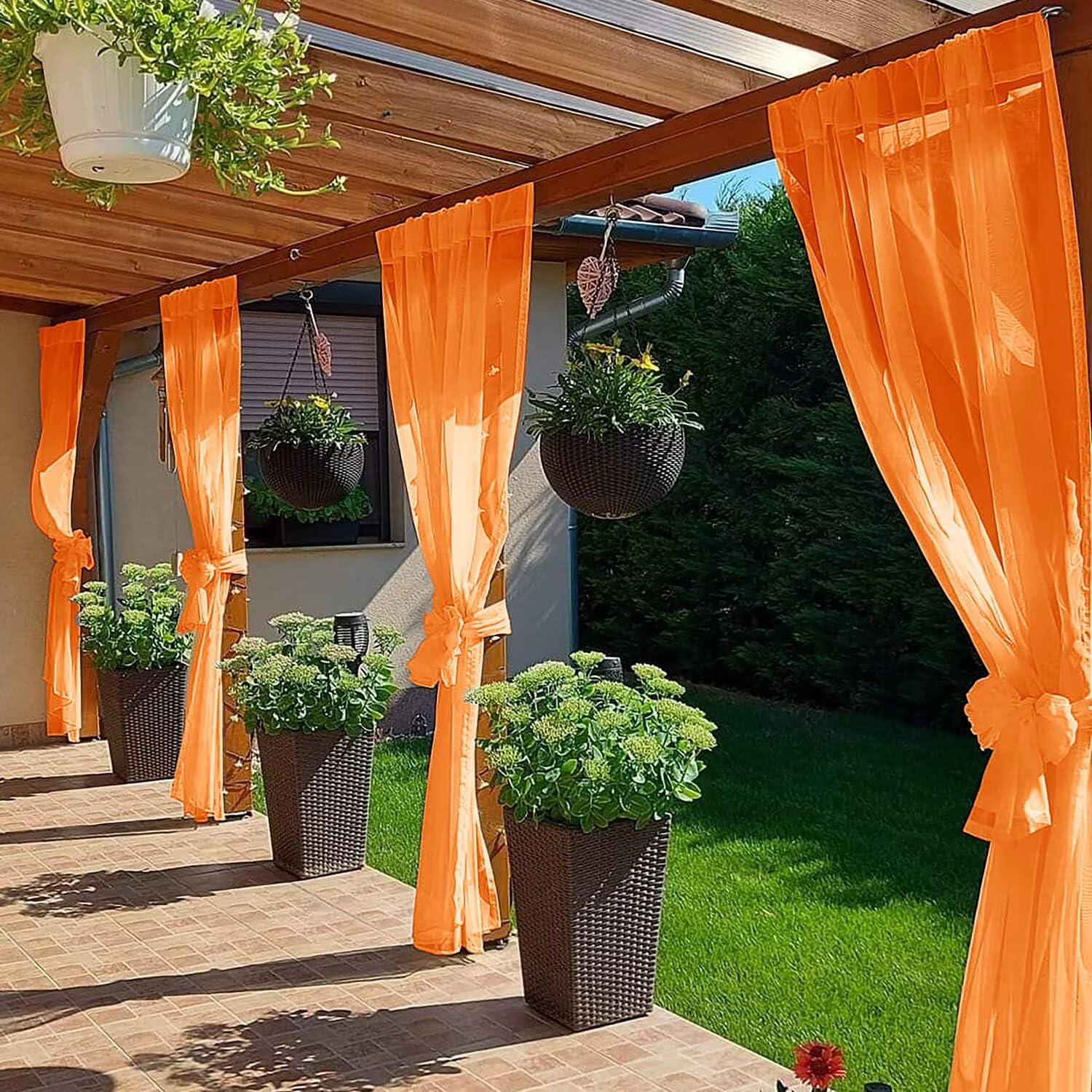SpaceDresser cortina instalada en patio crea ambiente acogedor