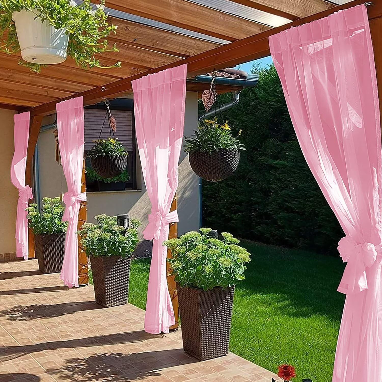 SpaceDresser cortina instalada en pérgola aportando luz ambiente