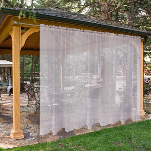 SpaceDresser panel frontal en patio mostrando elegancia y protección
