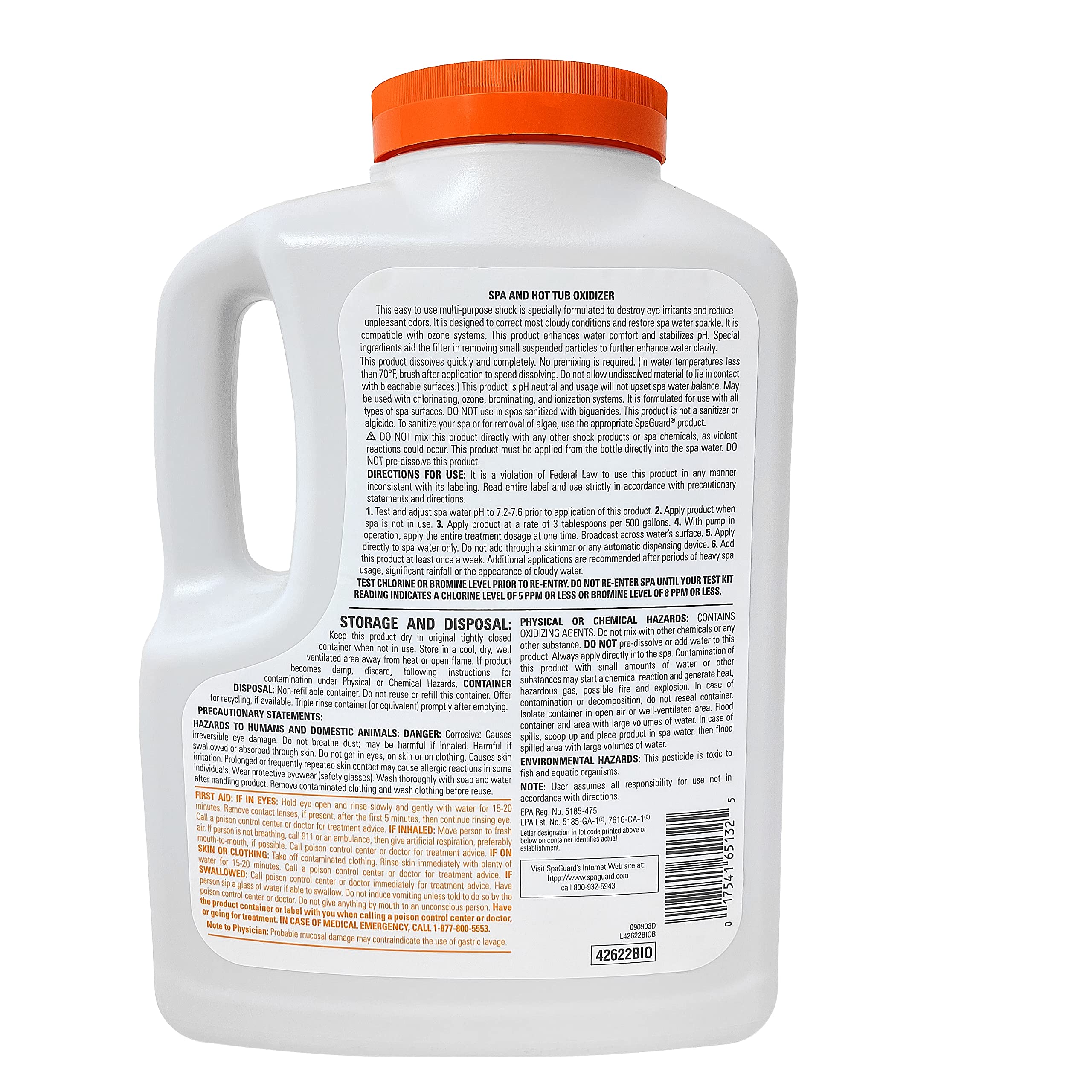 SpaGuard polvo blanco en mano que facilita su disolución y clarifica agua
