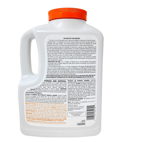 SpaGuard polvo blanco en mano que facilita su disolución y clarifica agua