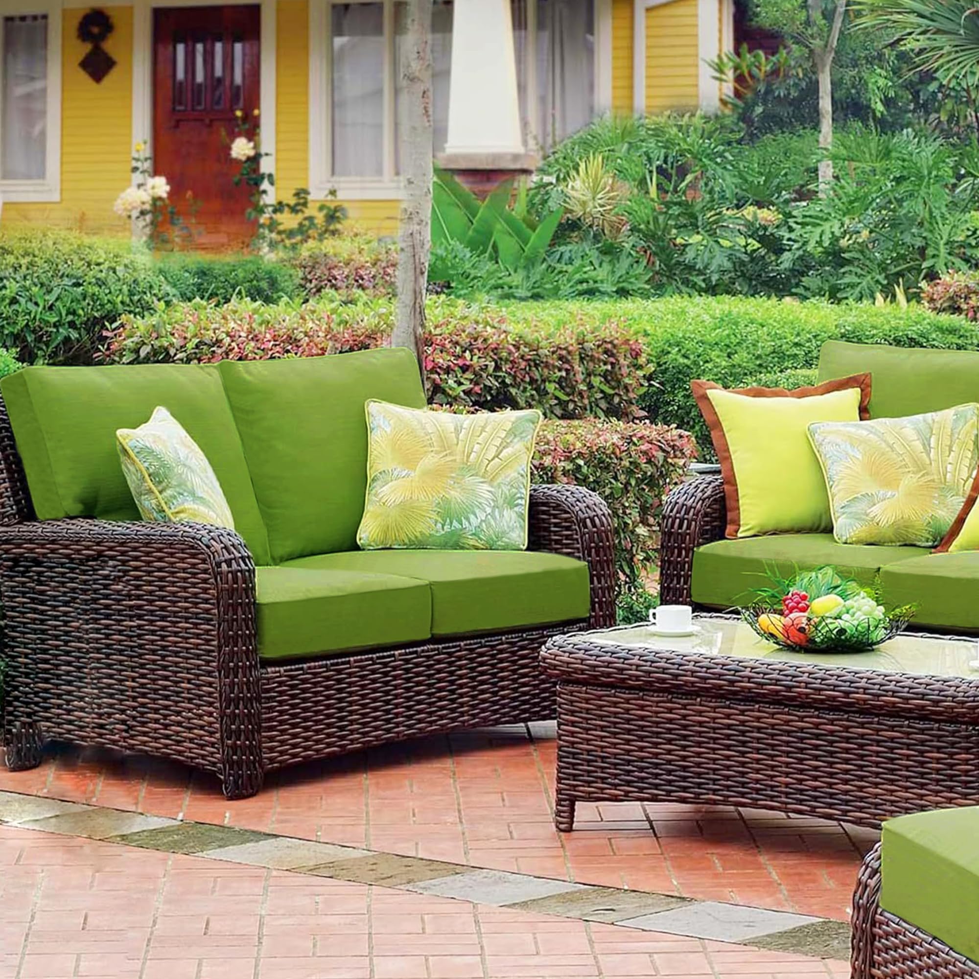 Sqodok funda colocada en silla de patio mostrando uso práctico
