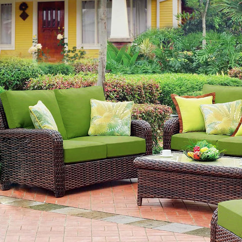 Sqodok funda colocada en silla de patio mostrando uso práctico