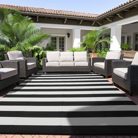 Strickland Home alfombra colocada en porche con muebles, mejora el espacio exterior