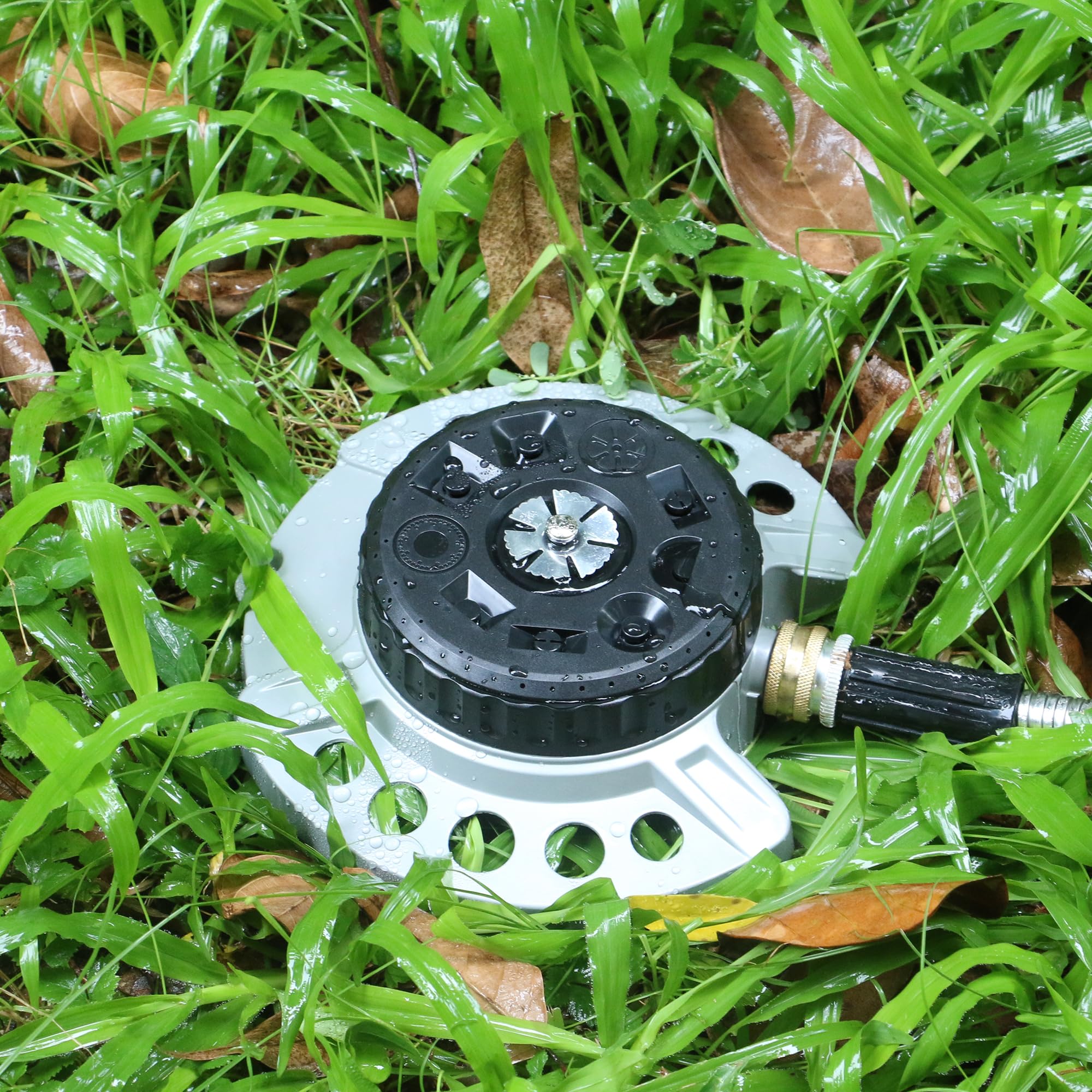 STYDDI base metálica pesada que garantiza estabilidad en el césped
